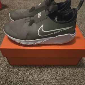 Nike Flex Runner 2, boys size 6
